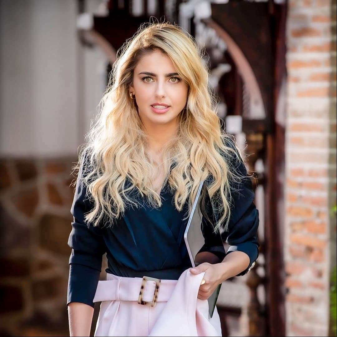 Michelle Renaud impacta con sus looks en La Herencia.