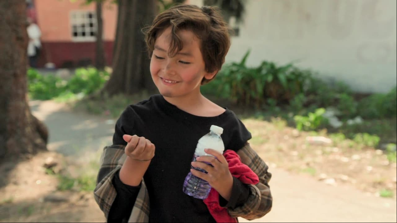 André Sebastián da vida a un niño de la calle en Vivir de Amor e impacta con su ternura
