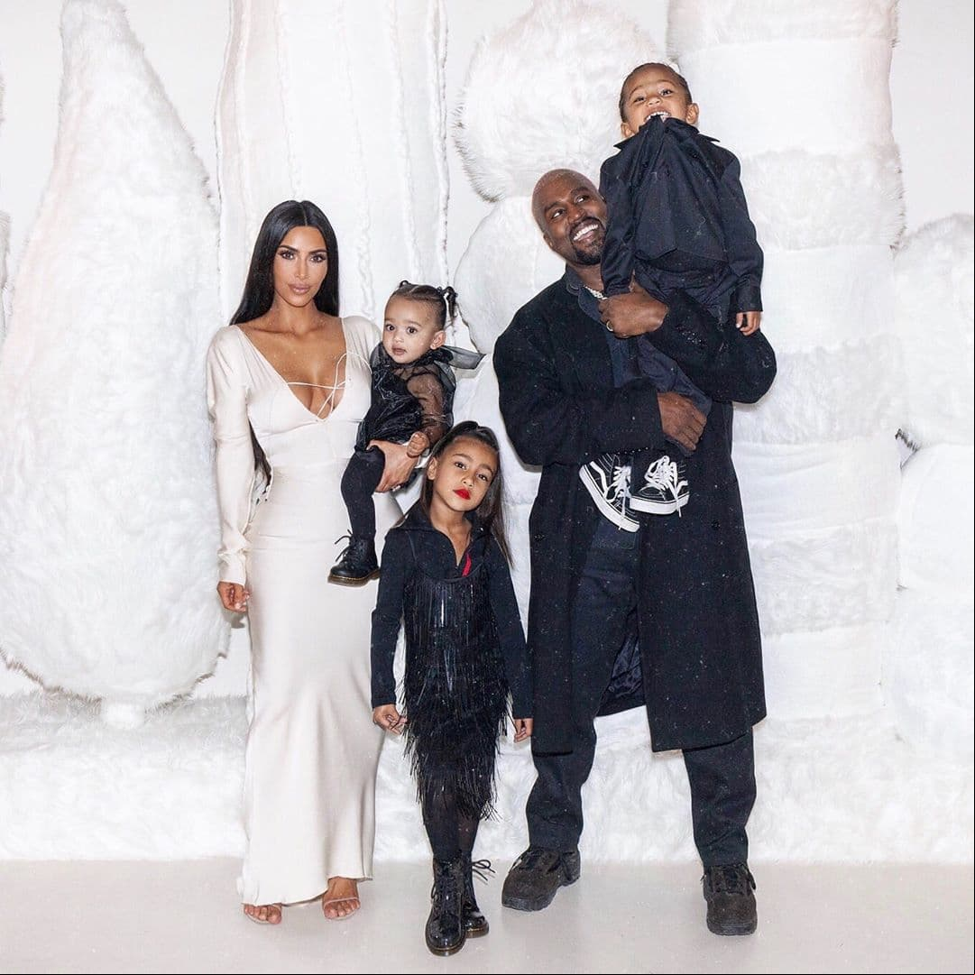 Kim Kardashian fue criticada por permitir que su hija North usara maquillaje.