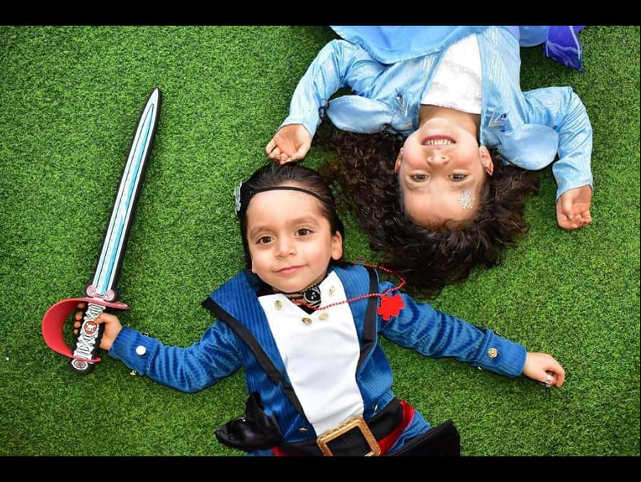 Los hijos de Jorge Salinas y Elizabeth Álvarez cumplieron 4 años en diciembre de 2019 y sus padres los consintieron con una gran fiesta. Mientras que Máxima tuvo su celebración inspirada en ‘Frozen’, usando el vestido de ‘Elsa’, León se convirtió en un pirata.