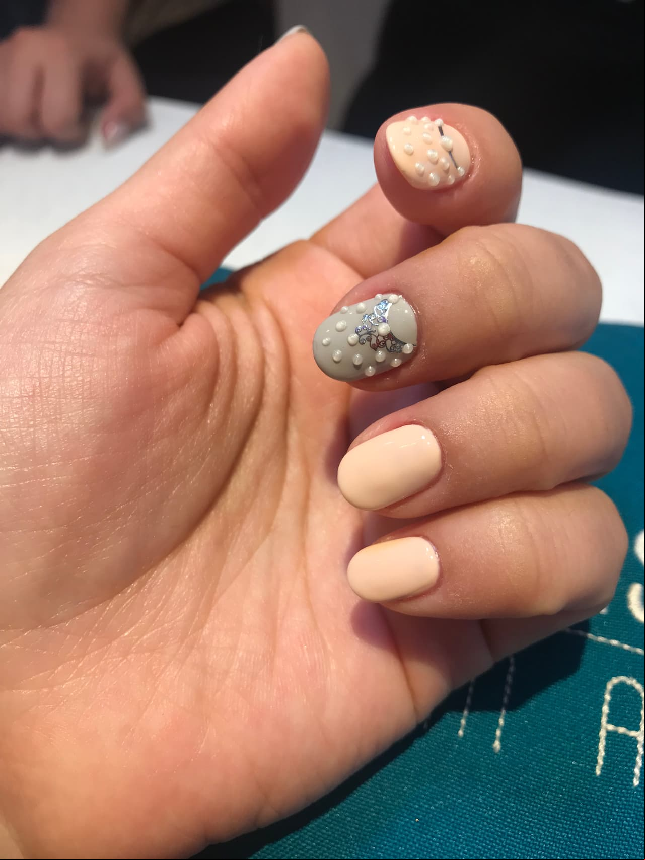 Efectos con arena, o tendencias barrocas en las uñas con apariencias vintage.