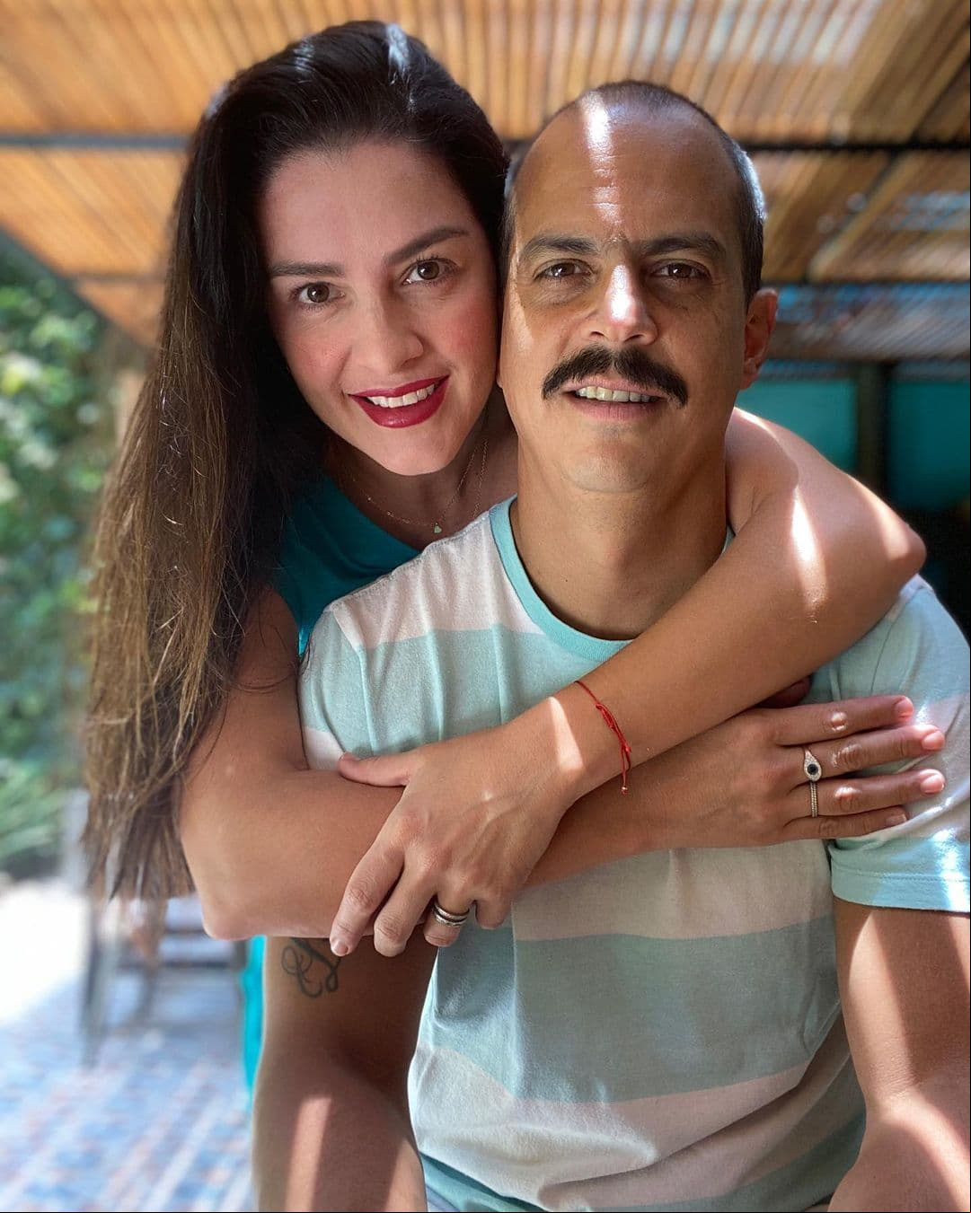 Y es que de acuerdo con la cantante, uno de los primeros procedimientos que se realizó fue una reducción de senos, la cual el mismo Isaac de Hita Sánchez, le practicó.