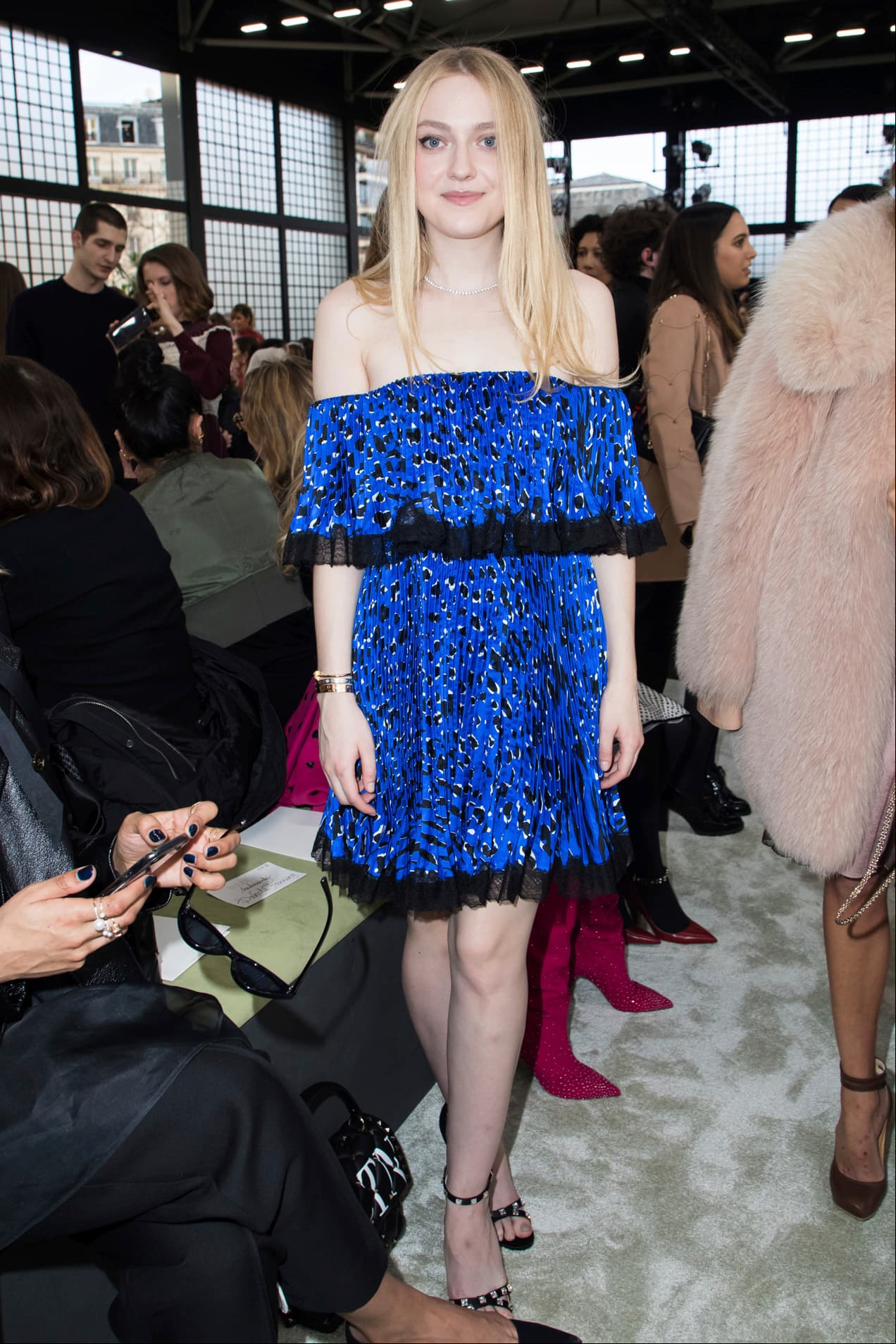 Dakota Fanning en el desfile de Valentino en París, Francia