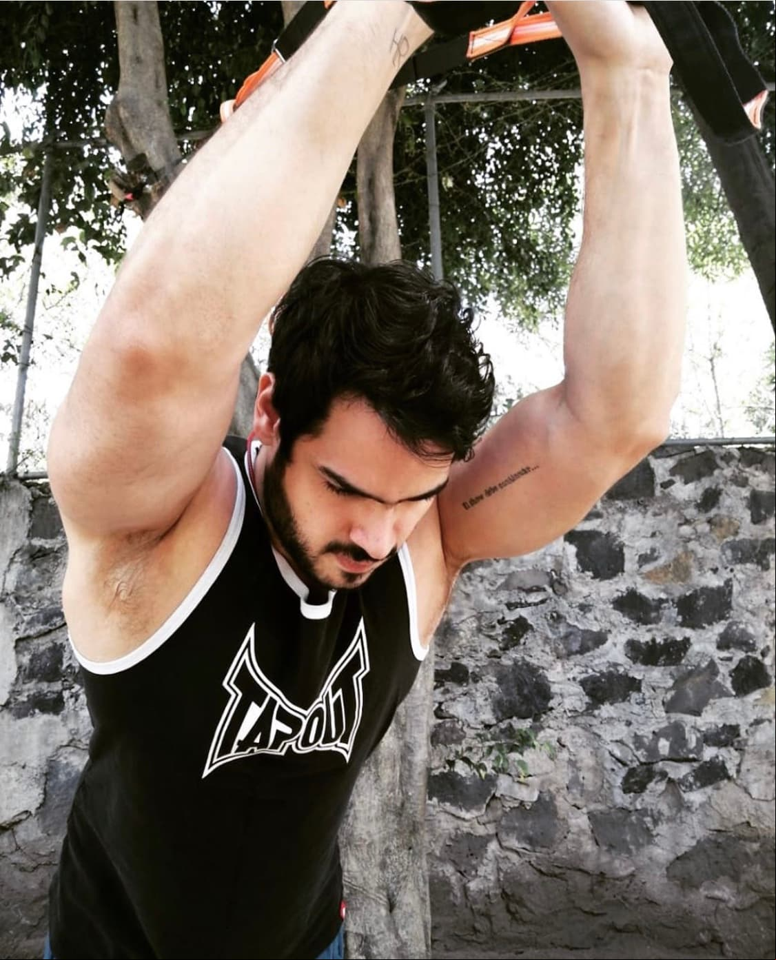 En otras imágenes que Héctor ha publicado se puede observar que también disfruta de realizar ejercicio al aire libre, el cual le ha permitido mantenerse en forma.