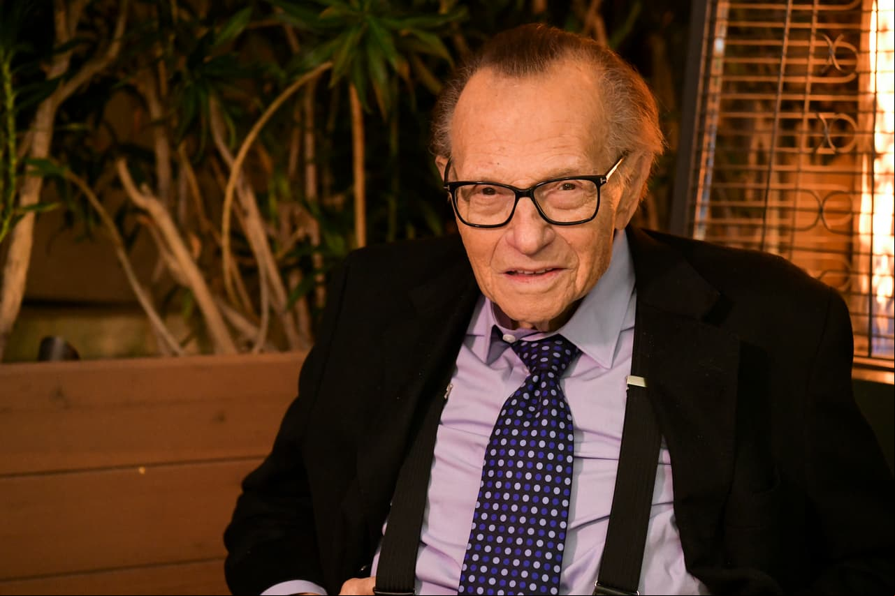 Muere Larry King, leyenda de la televisión, a los 87 años