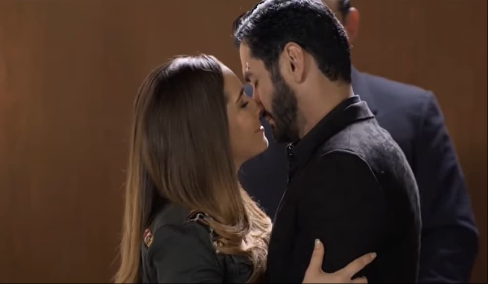 ‘La doble vida de Estela Carrillo’ (2017). En una boda por el civil ‘Ryan’ se casó con ‘Estela’ (Ariadne Díaz).