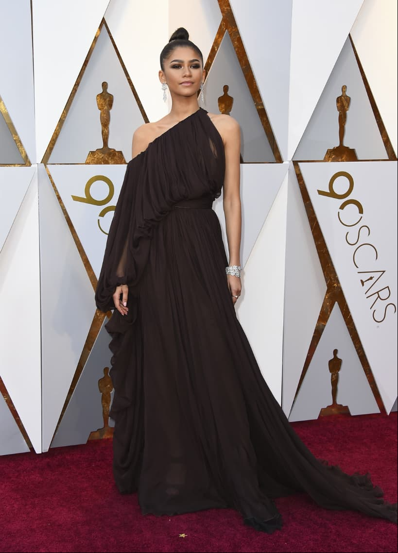 Zendaya. Su cabello recogido en un chongo y el arriesgado color marrón de su vestido, hicieron la actriz luciera fabulosa.