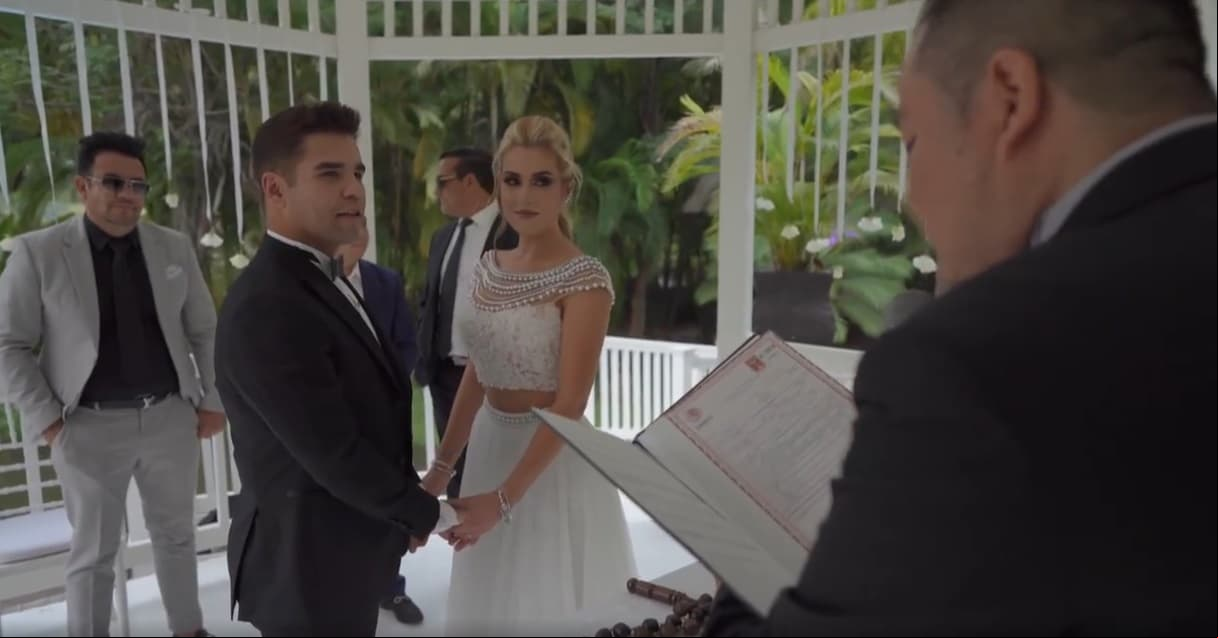 Aunque los planes de boda de Emir Pabón quedaron suspendidos ante el brote de coronavirus, en junio fueron retomados y el vocalista de Grupo Cañaveral llegó al altar de la mano de Stefanía de Aranda en una discreta boda la que sólo asistieron amigos y familiares más cercanos.