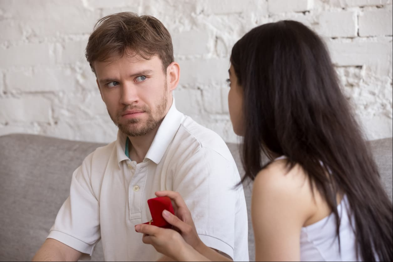 Señales de que un hombre le teme al compromiso