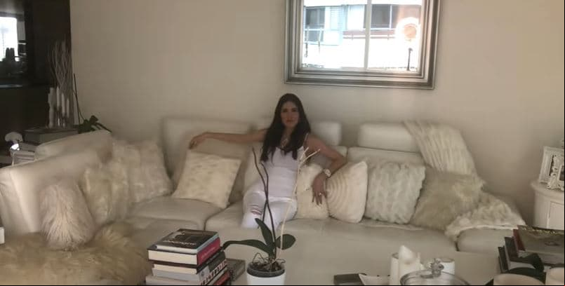 La sala, por supuesto en el mismo color blanco, dijo, es de sus lugares favoritos de la casa por su comodidad pese a no ser de gran tamaño. En esta zona, detalló, tiene infinidad de libros, frazadas y todo tipo de portaretratos.