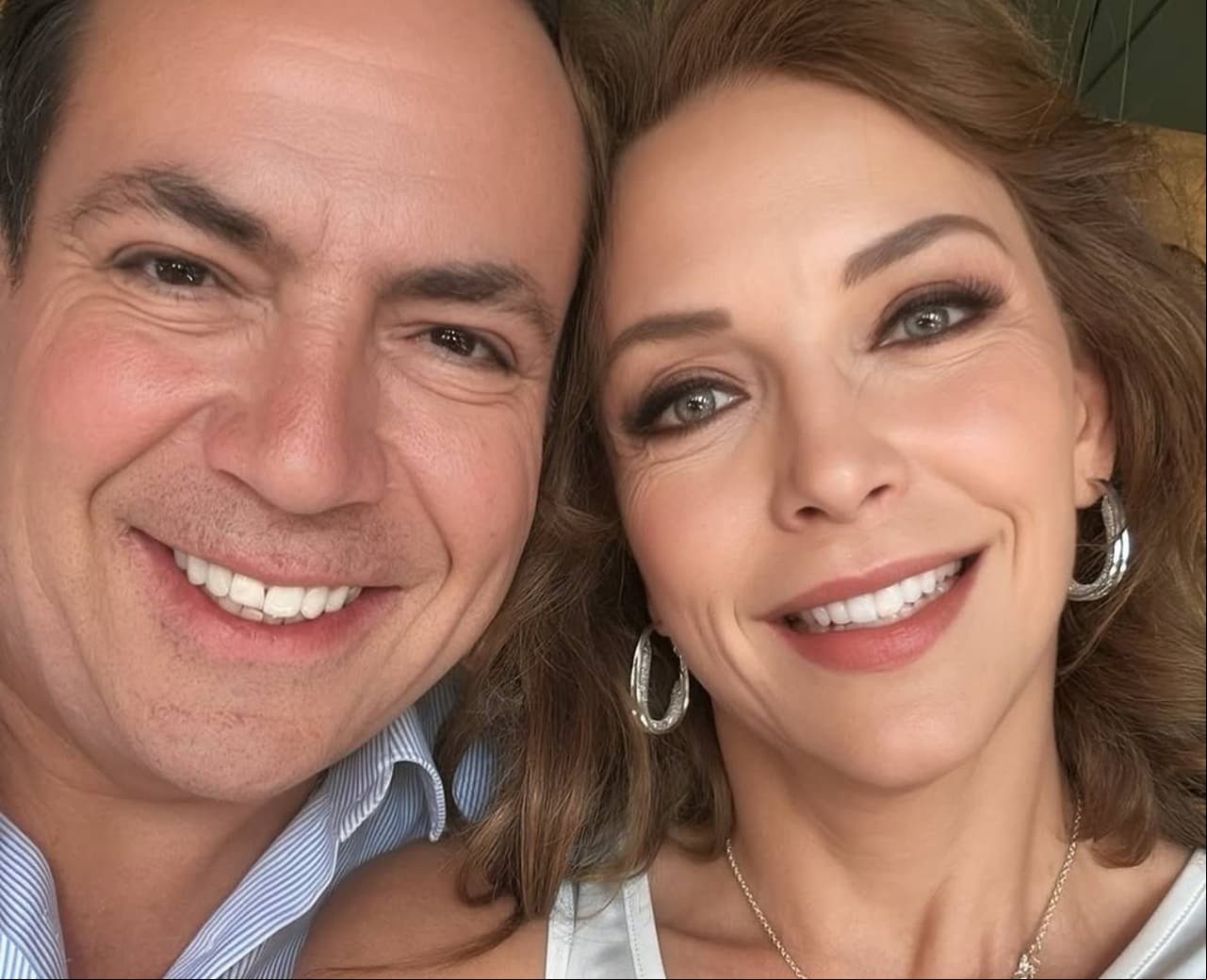 Lalo Salazar deja atrás rumores sobre la infidelidad de su esposa, y se muestra feliz al lado de Laura Flores