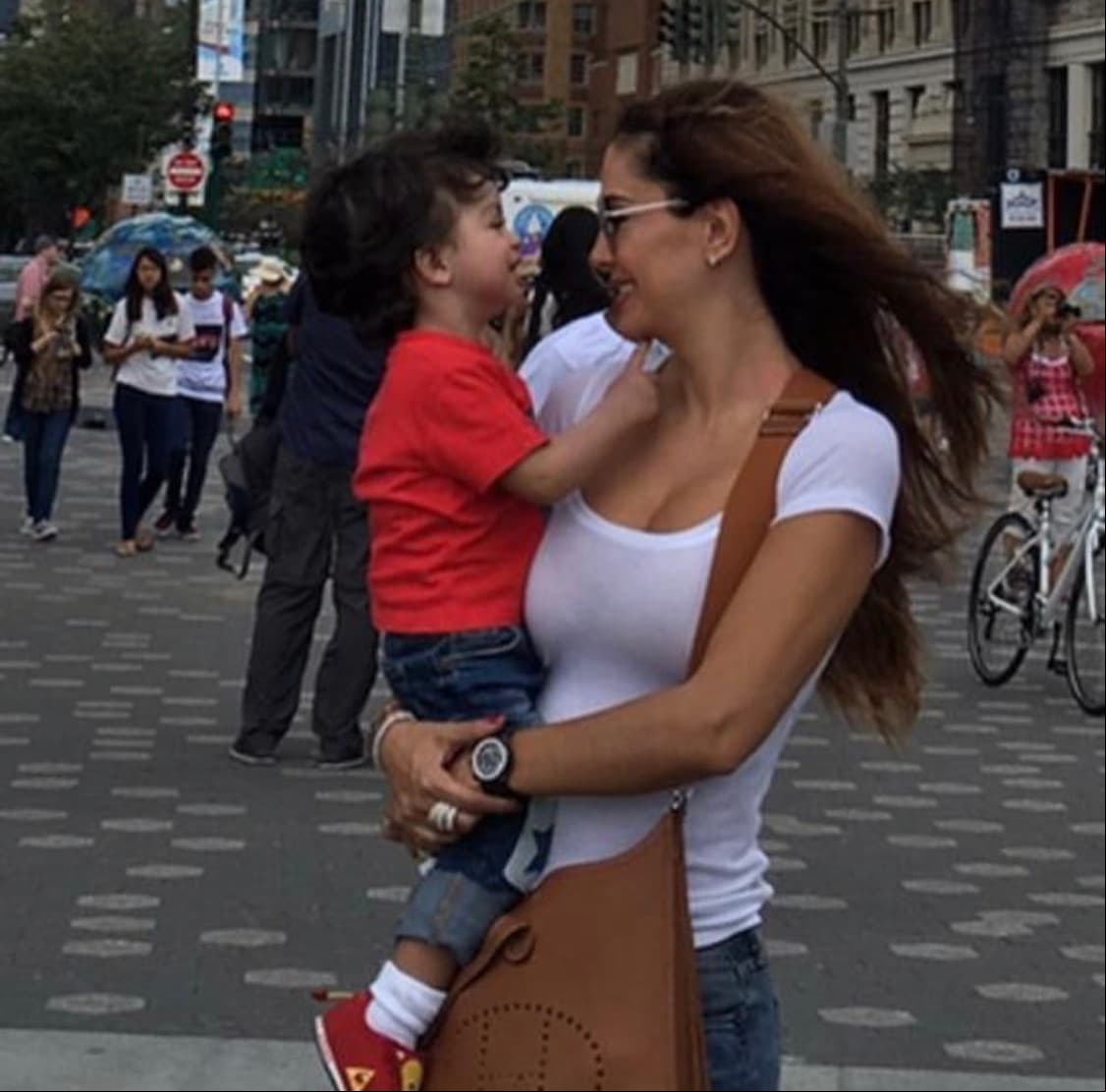 Conde suele compartir imágenes del pequeño en su cuenta de Instagram, a quien, incluso, escribió una conmovedora carta en días recientes, pues desde poco más de cinco meses Emmanuel no vive con ella. "Hijito amado, te escribo esto para cuando crezcas: Aunque con argumentos falsos, consigan medidas para separarnos, nunca destruirán nuestro amor", reza el inicio de este mensaje.