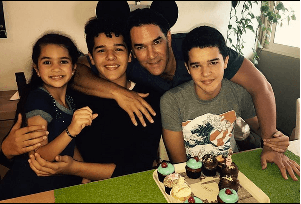 “Estaba súper emocionado, Itatí me mandó un mensaje de que ‘hoy salen’ y ya los pude ver y me llena de mucho orgullo… Para mí sería un gran orgullo ver a mis hijos en esta hermosa carrera y que empiecen, así como empezó su padre y su madre, desde abajo, tocando puertas”, señaló en aquella ocasión Eduardo Santamarina.