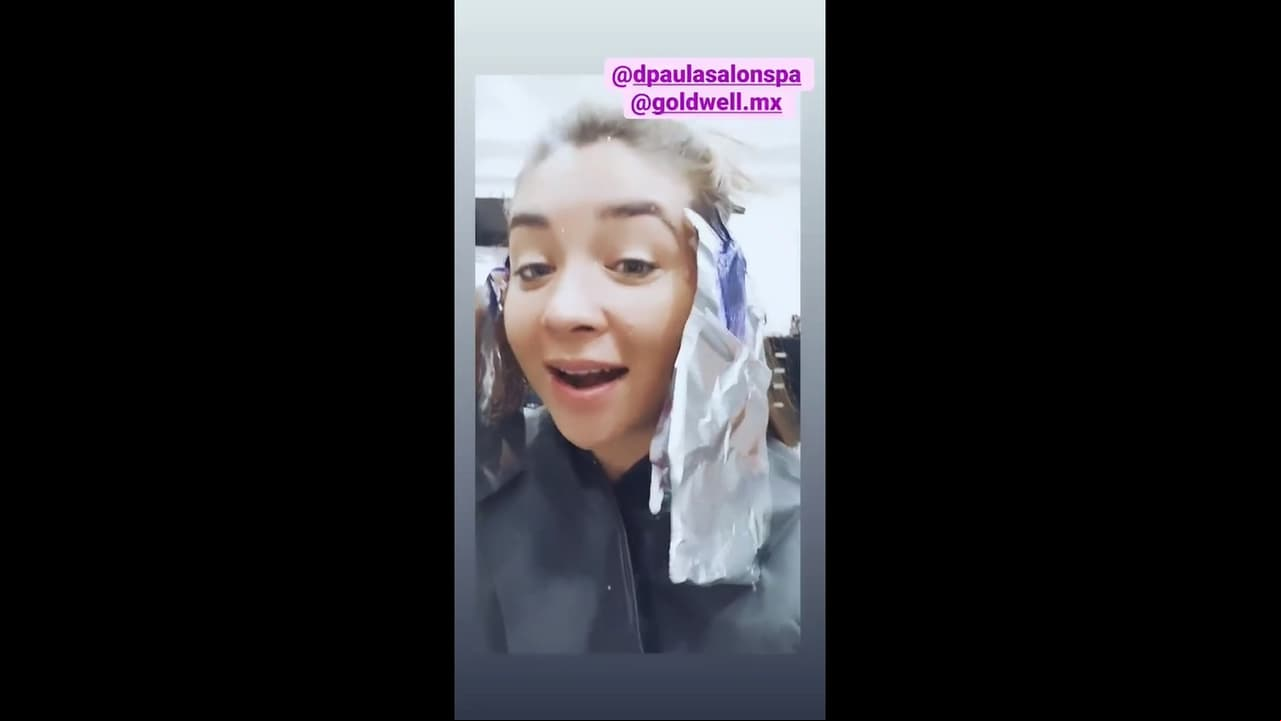 Daniela Luján transformó su cabello, tiñéndolo de rosa y azul
