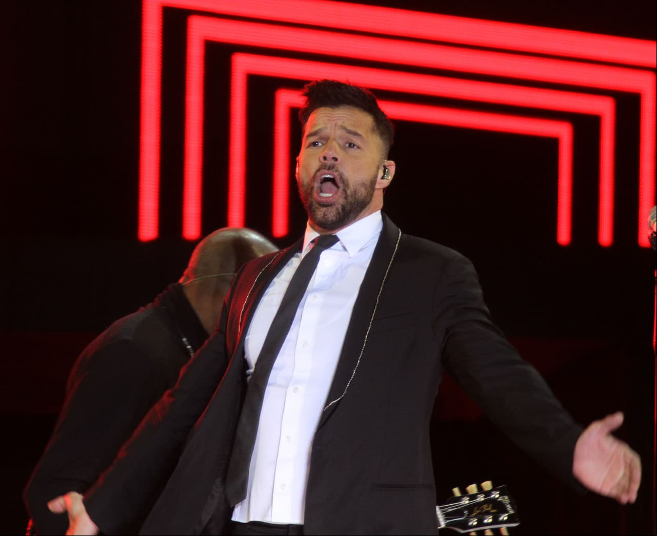 El puertorriqueño Ricky Martin puso a bailar y cantar a los asistentes al Zócalo capitalino.