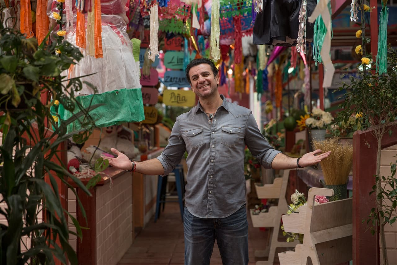 Cerca de 40 camiones se llenaron con producto para dar vida al Mercado Buenaventura, lugar donde el personaje del actor Alejandro Ávila vivirá muchas aventuras. No te pierdas "Como tú no hay 2" a las 8:30 pm. con las Estrellas.
