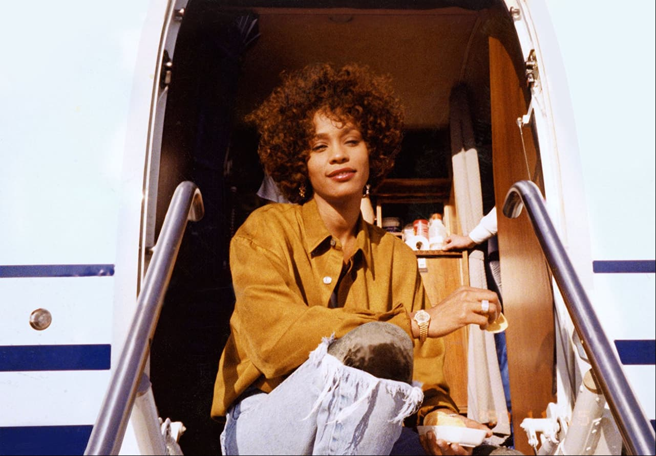En el documental aparecen testimonios de su madre, su hermano y su ex esposo Bobby Brown
