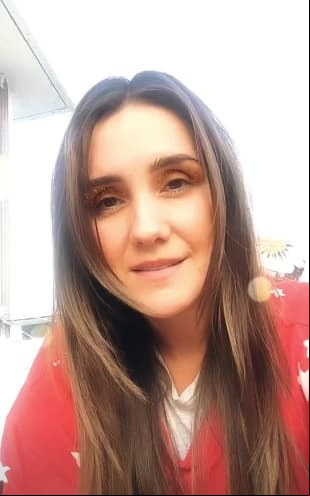 Con un look natural y con sólo un filtro de brillos en los ojos, Dulce María apareció en varias historias de Instagram para enviar un mensaje de fe a sus seguidores en medio de la emergencia sanitaria que se vive por la pandemia de coronavirus.