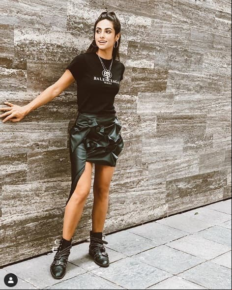 Renata Notni nos ha demostrado cómo una prenda puede hacer la diferencia, es el caso de esta falda de su marca RM Notnicolokuris, que le da un tuist a este look.