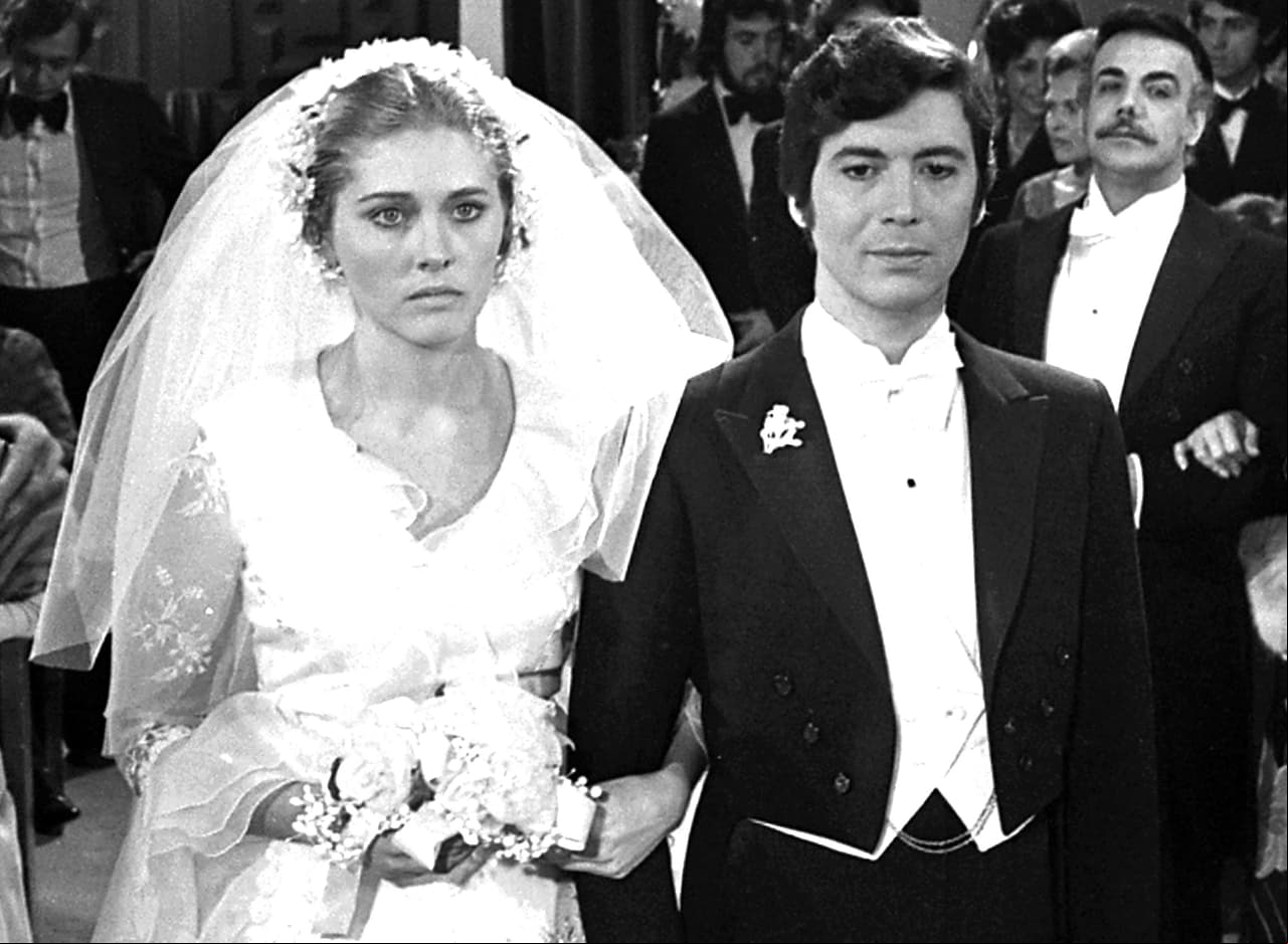 Precisamente, en una entrevista con la comunicadora Martha Debayle, el escritor Sergio Almazán, autor del libro 'Acuérdate, María', relató que en una ocasión Félix encontró a su hijo usando un vestido blanco que le había regalado Agustín Lara, su entonces marido, y un collar. La actriz estalló en furia.