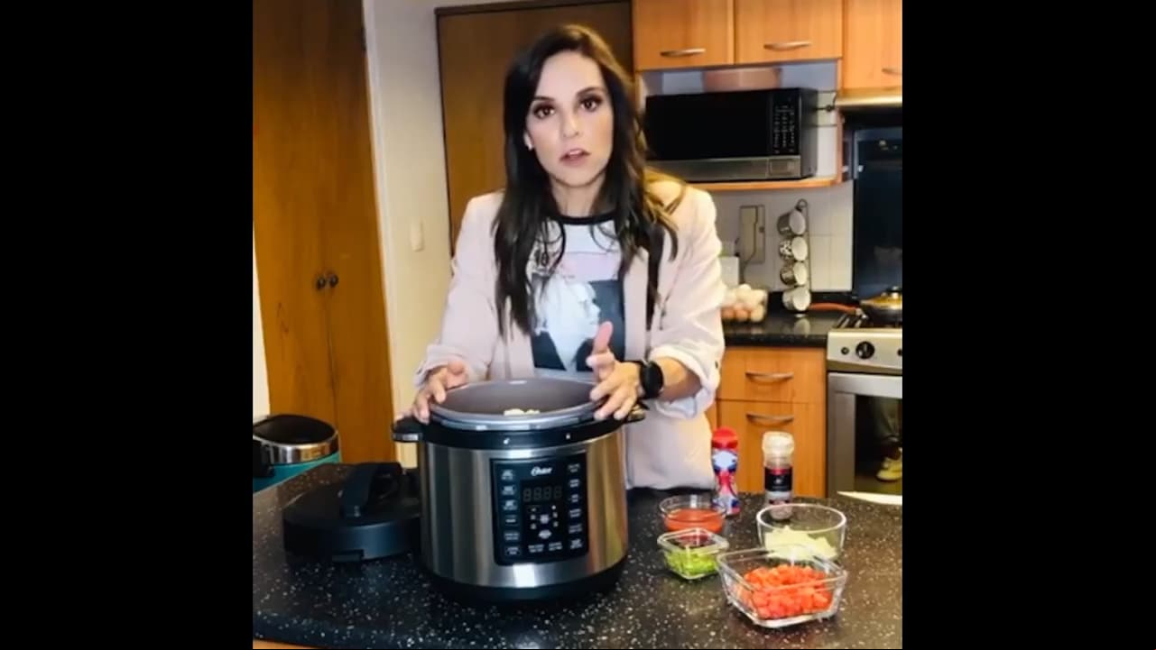 La cocina cuenta con electrodomésticos de acero inoxidable, con gabinetes en color madera natural y una pequeña isla al centro, para la preparación de los alimentos.