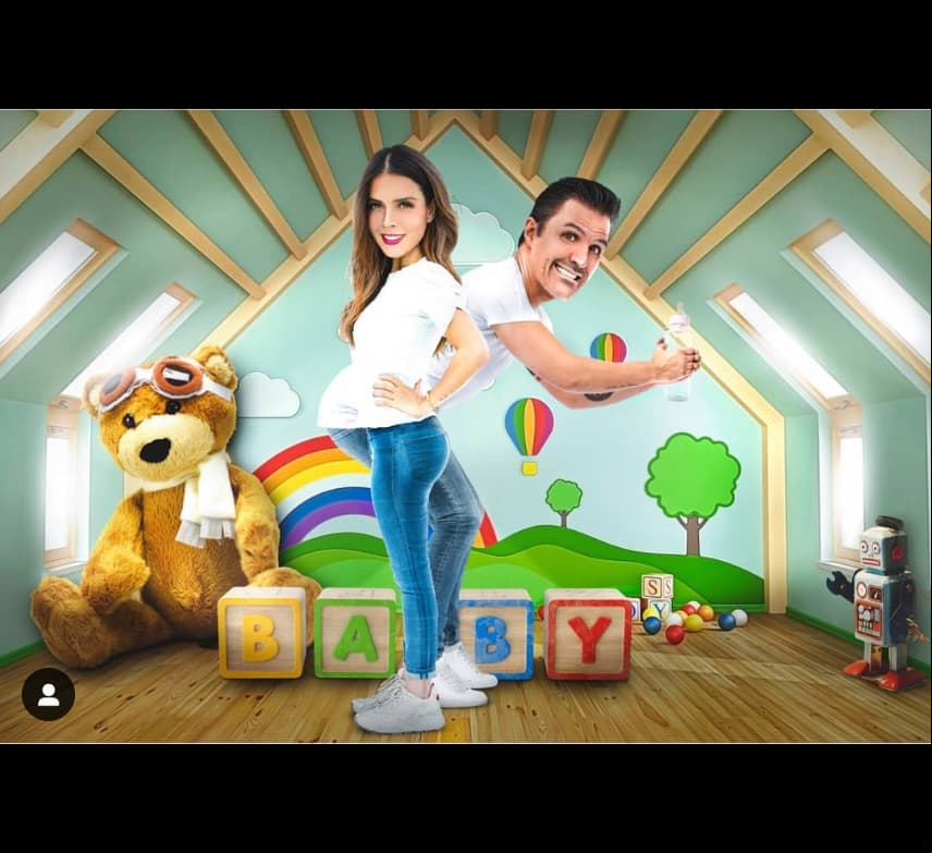 “Te estamos esperando con todo el amor de una pareja que se ha construido con los cimientos más sólidos y un hogar lleno de amor que tiene tanto para darte. Más felices no podemos estar por tu llegada, aquí nos estamos preparando para ser siempre el mejor ejemplo”, escribió Claudia, mientras que su esposo compartió que “Solo Dios sabe lo que le hemos pedido tu llegada, y solo mi Clau y yo sabemos lo que nos hemos preparado para el día en que nos den esta bendición”.