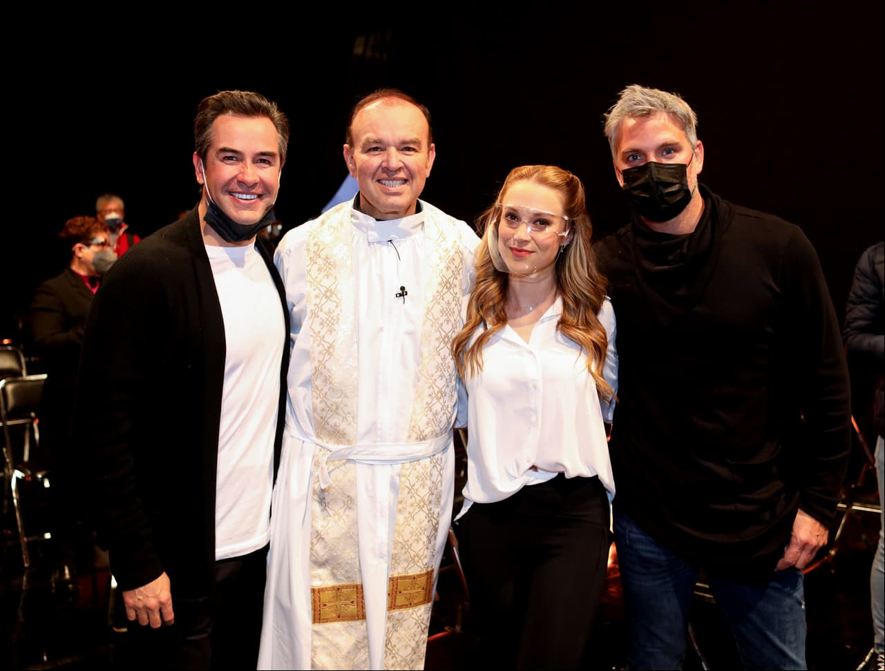 Jorge Gallegos, Pía Sanz y Ramiro Fumazzoni se tomaron una foto con el sacerdote encargado de oficiar la misa.