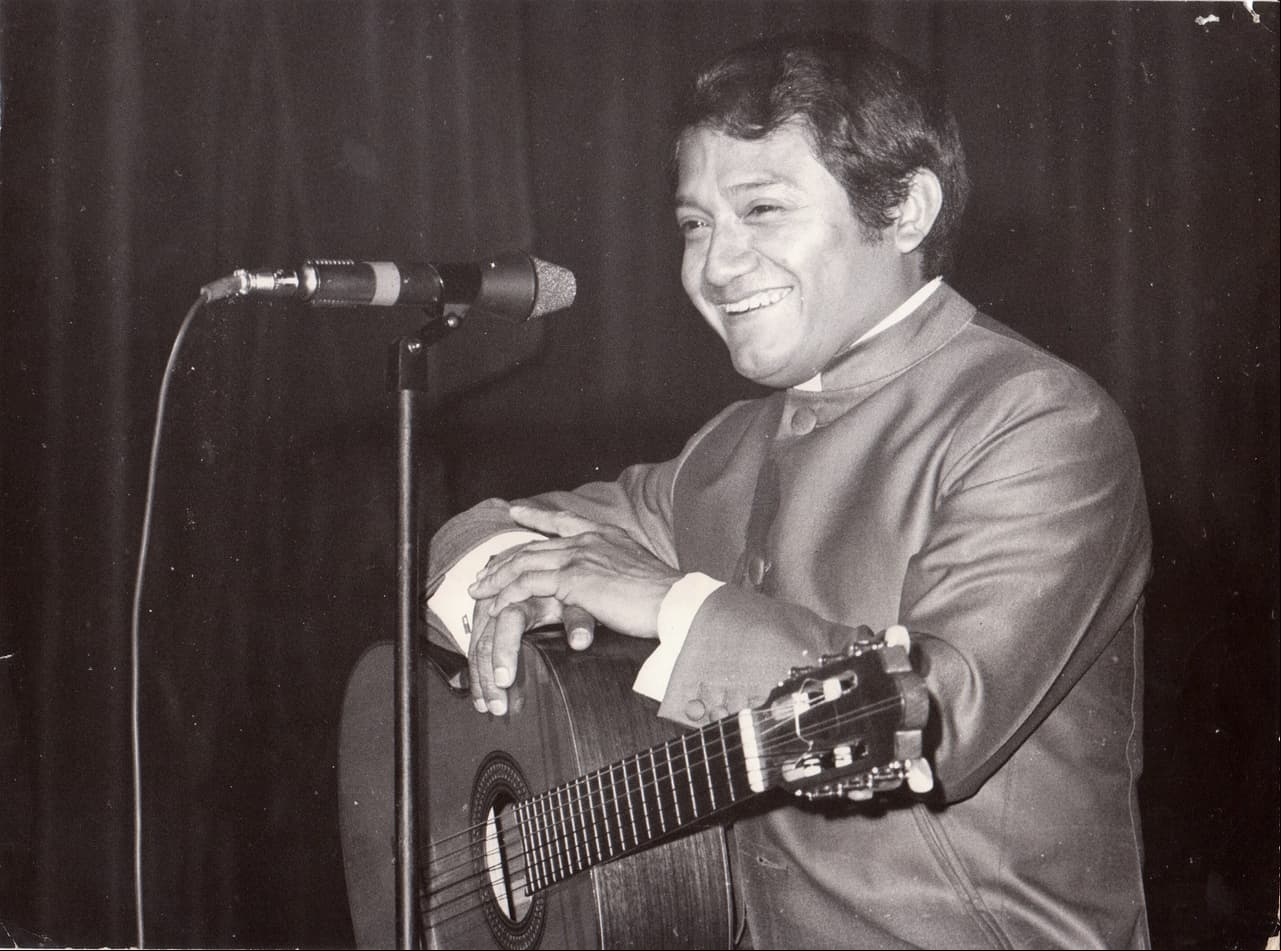 Armando Manzanero, quien murió a los 86 años la mañana de este 28 de diciembre, a causa de un paro cardíaco, marcó la historia de la industria musical de México al dejar un legado de más de 400 canciones, las cuales llegaron a las voces de grandes estrellas internacionales. A continuación, recordamos su historia.