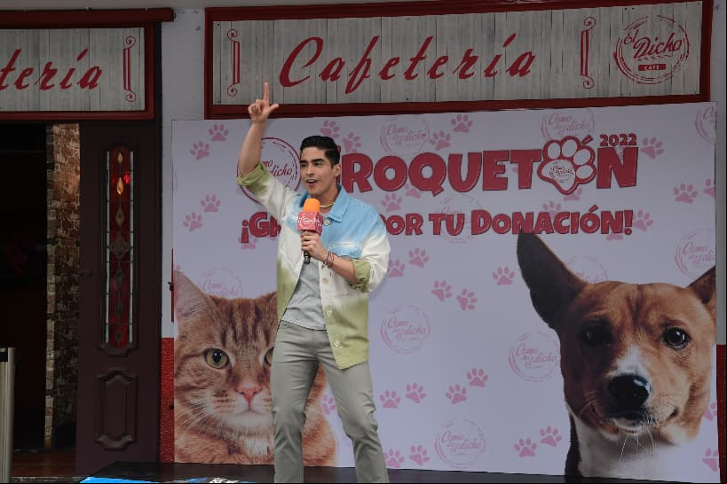 Al finalizar, Pepe Valdivieso, en compañía de Full Life, sorprendieron a todos con una donación de media tonelada de croquetas para todos los perritos del refugio.