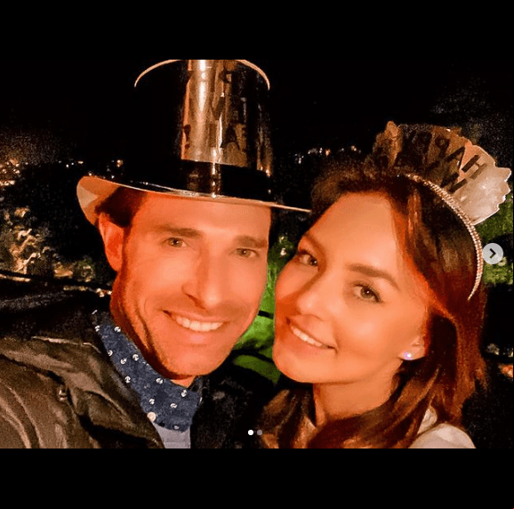 Sebastián Rulli“Bienvenido 2022. Te recibimos con muchas ganas, amor y esperanza. Deseo que sea un año maravilloso para tod@s!!!#añonuevo #actitudpositiva #love”, anotó el actor que aparece junto a su Angelique Boyer, su gran amor.