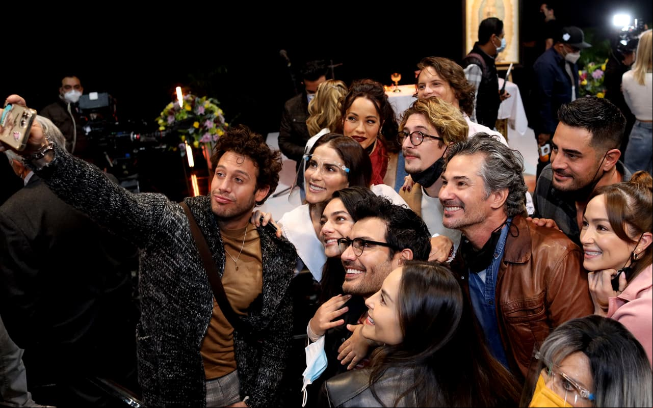 Después, Lambda García aprovechó el momento para tomar una selfie con todo el elenco.