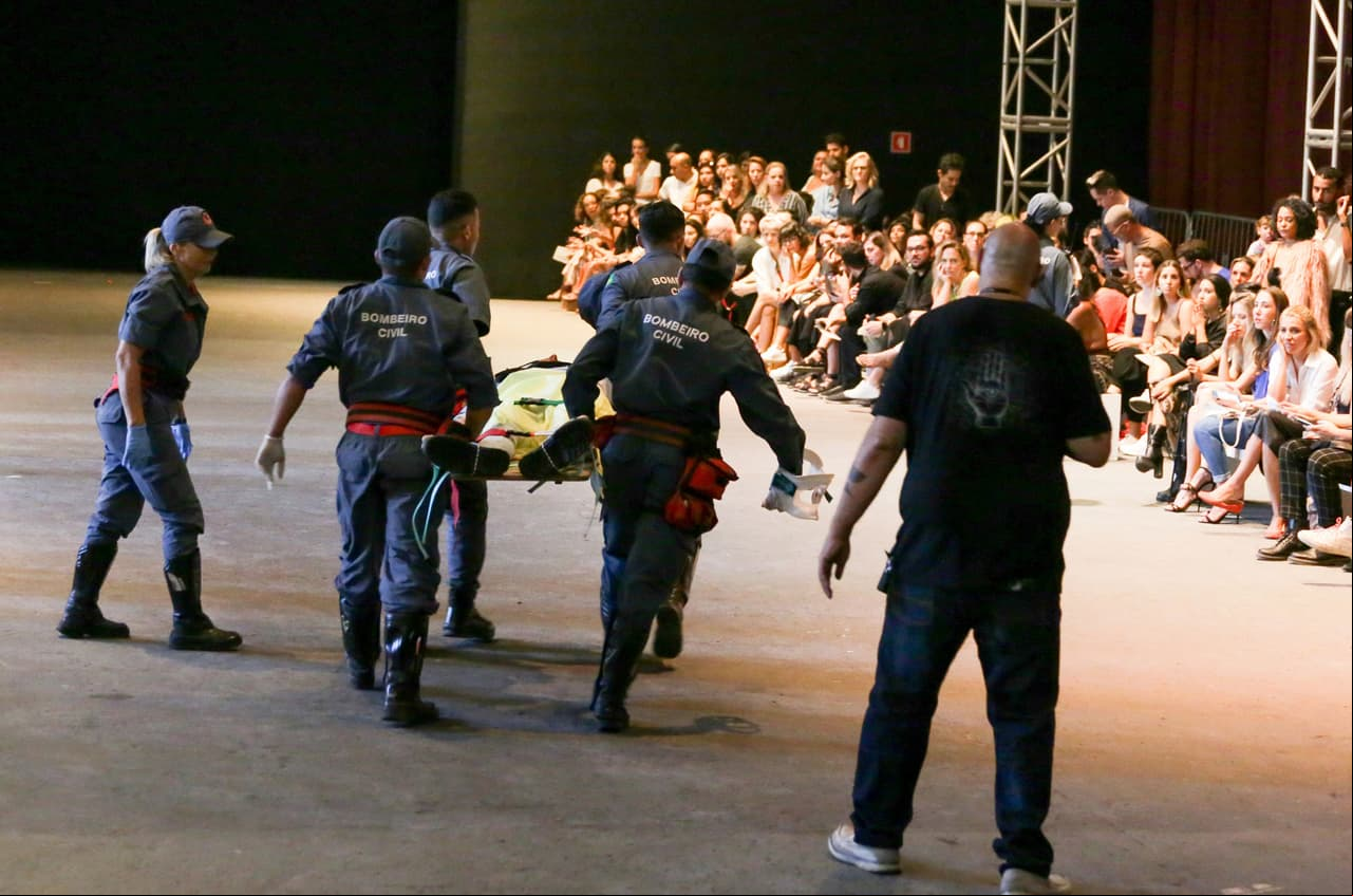 Modelo brasileño muere tras desmayarse en pasarela