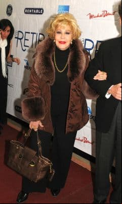 Con un extraordinario outfit de noche, Silvia Pinal acudió a las 200 representaciones de la obra "La Retirada", en 2011, de la cual fue 'madrina' junto a Víctor Trujillo. El saco café con detalles de peluche en el cuello y los puños, es sin duda, una prenda que sólo la Pinal podría lucir con tanta clase.
