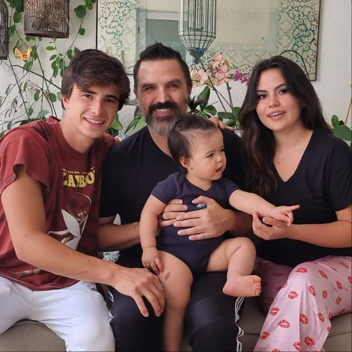 Ya con su primer año cumplido, Kira comenzó a impresionar por el gran parecido físico que tiene con Billy Rovzar y sus medios hermanos, pues varios internautas señalaron que son como gotas de agua.