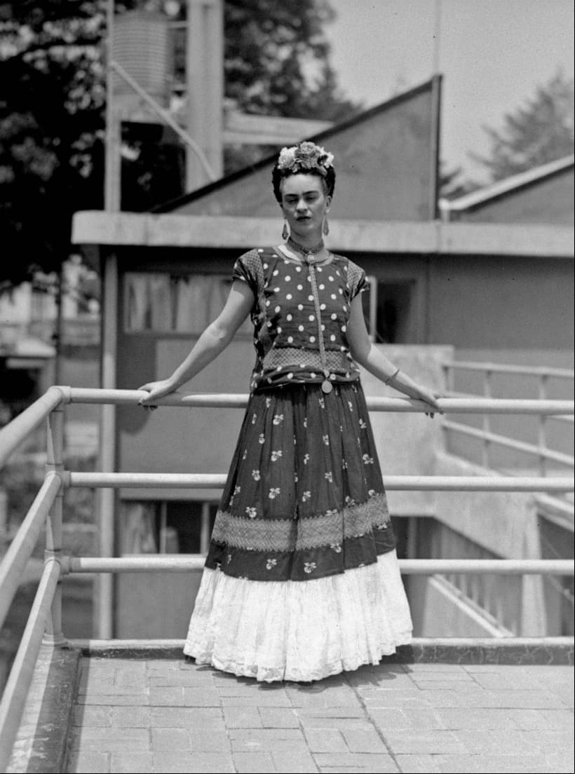 Frida Kahlo. Es considerada una de las figuras femeninas más influyentes del siglo XX. Sus logros trascendieron en sus obras de arte, así como el desafío a los estereotipos.