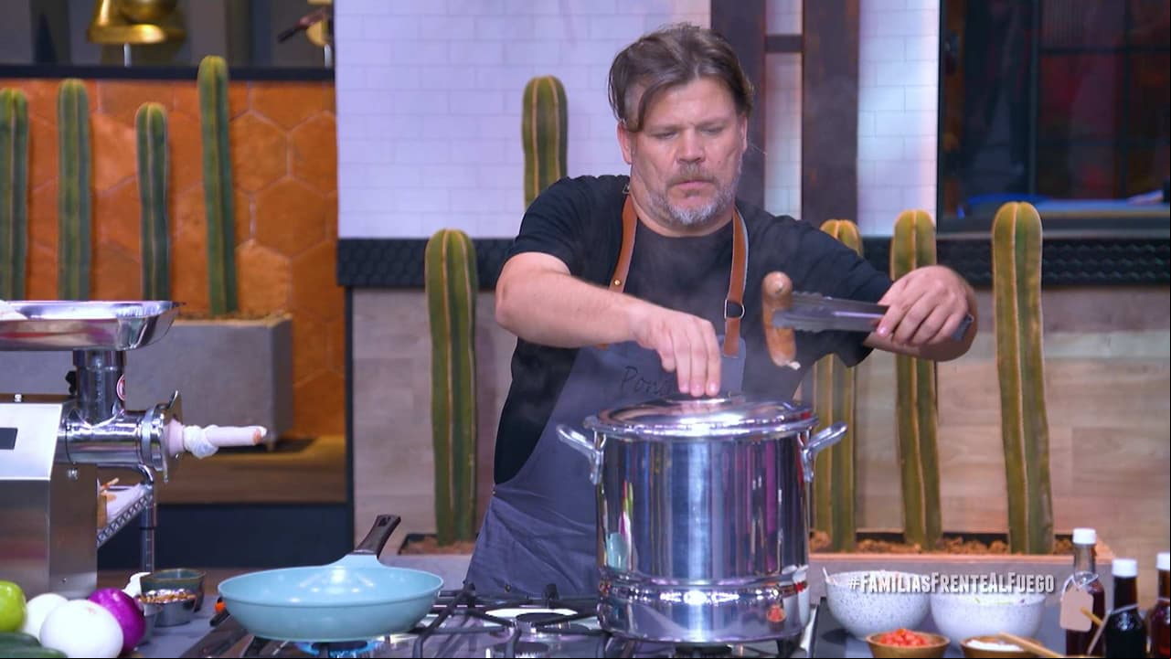 El chef Poncho Cadena muestra lo fácil que es preparar una salchicha casera en Familias Frente al Fuego