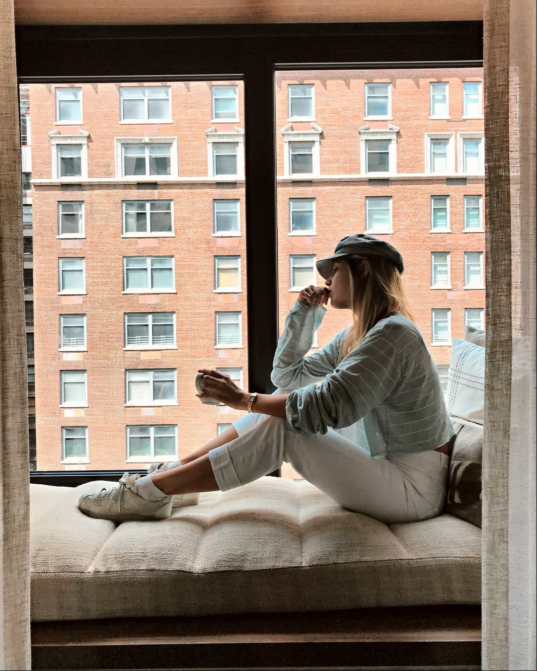 La influencer también tiene una de las mejores vistas de la ciudad, la cual disfruta desde un sillón ubicado al lado de un gran ventanal.