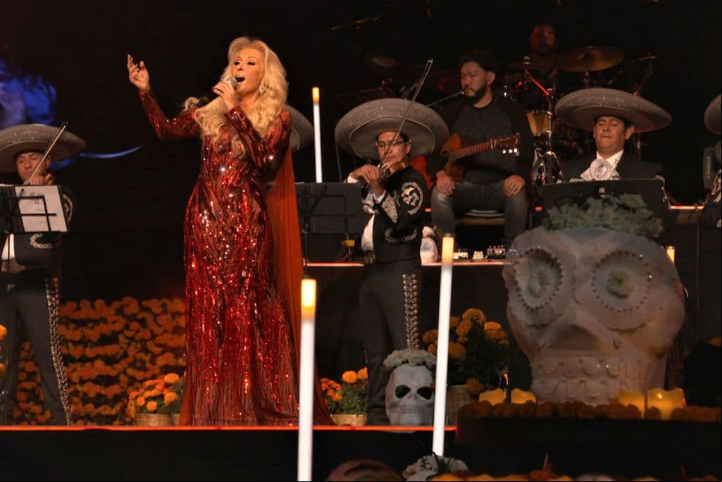 La cantante también ha demostrado, en innumerables ocasiones, el gran don que tiene para conducir al estar frente a importantes certámenes como Premios TVyNovelas.