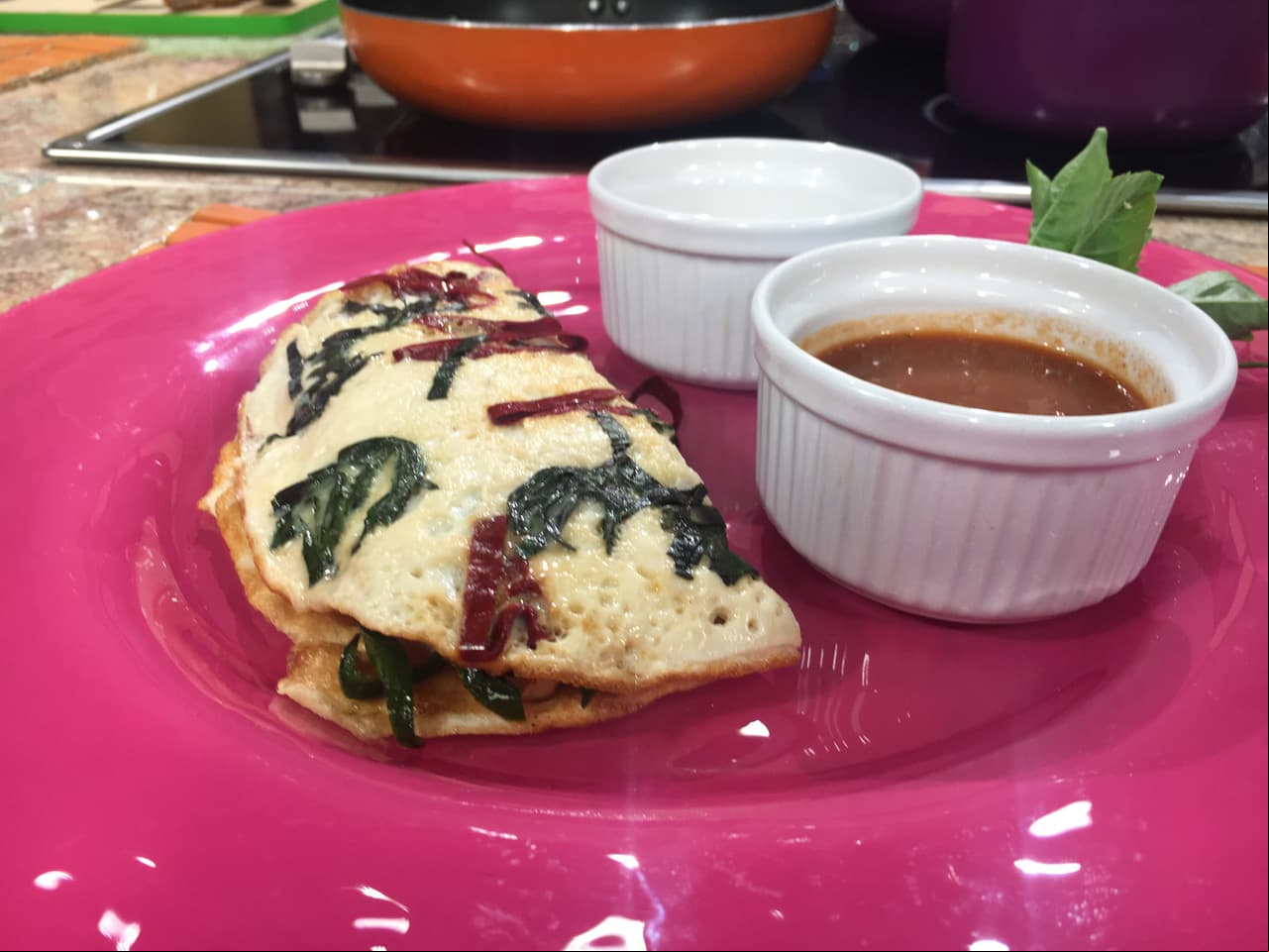 Omelette de albahaca y chile guajillo / Jugo de Sandía