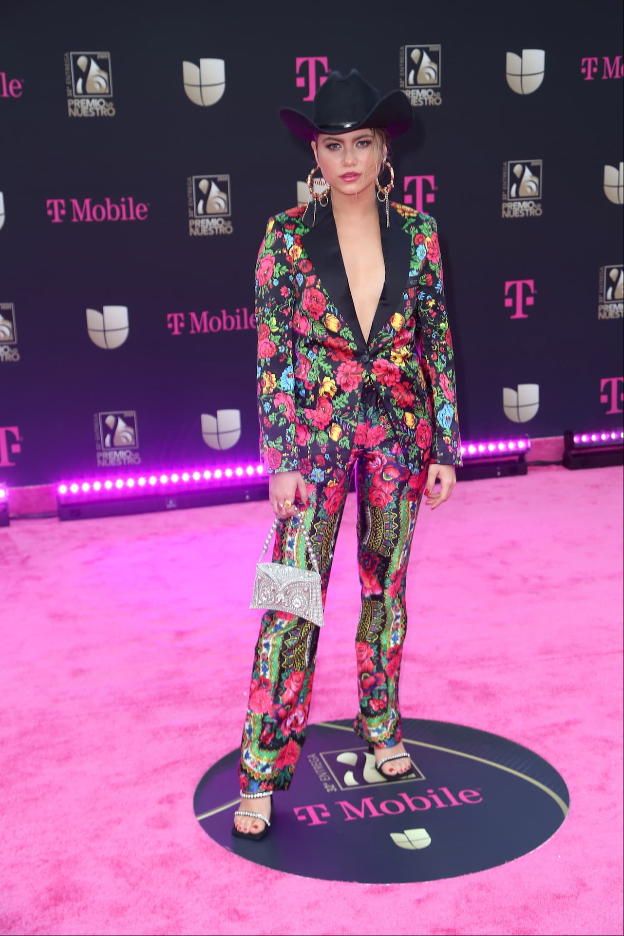 Sofía Reyes, quien está nominada en las categorías ‘Colaboración crossover del año’ y ‘Video del año’, eligió un traje de dos piezas con diversos estampados coloridos.