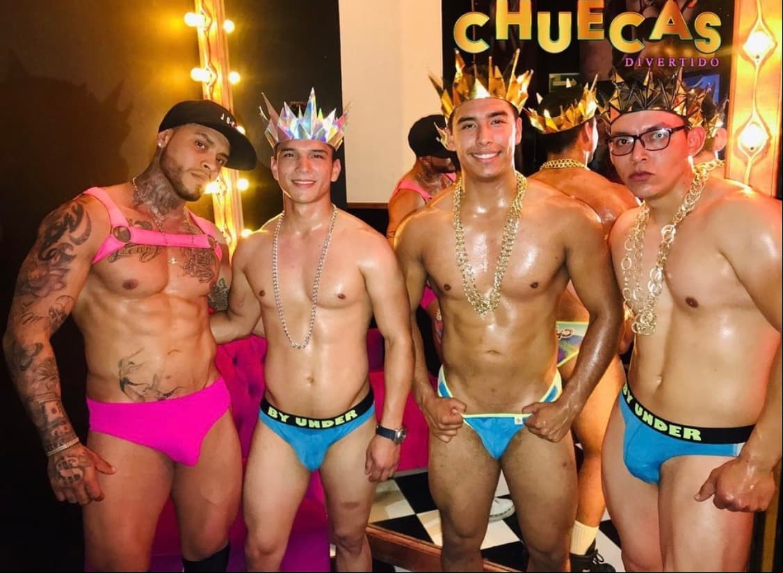 Asimismo, en dicho perfil se indica que bailarín y se dedica al mundo del entretenimiento en establecimientos nocturnos.