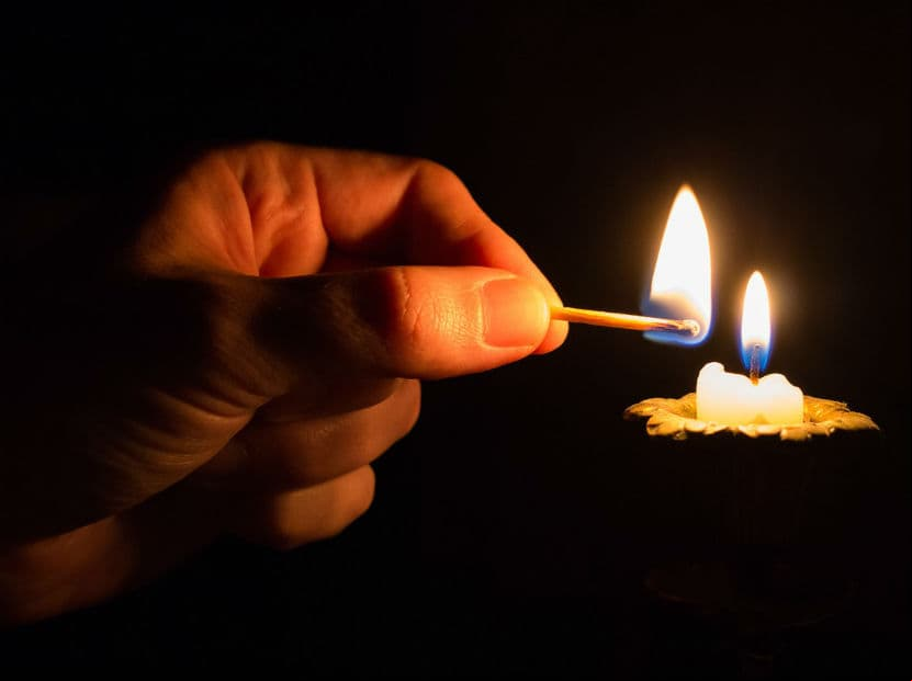 Parte la vela en dos y con el alfiler graba tu nombre y el de tu amado sobre ella. Enciende las velas y déjalas consumirse