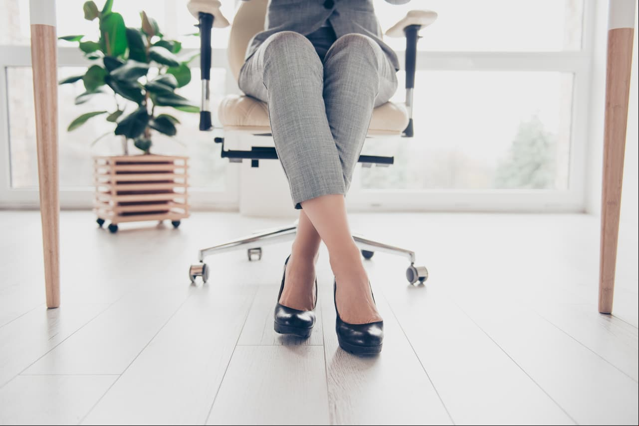 1. Trata de mover los pies aunque estés sentado, solo así quemarás calorías.