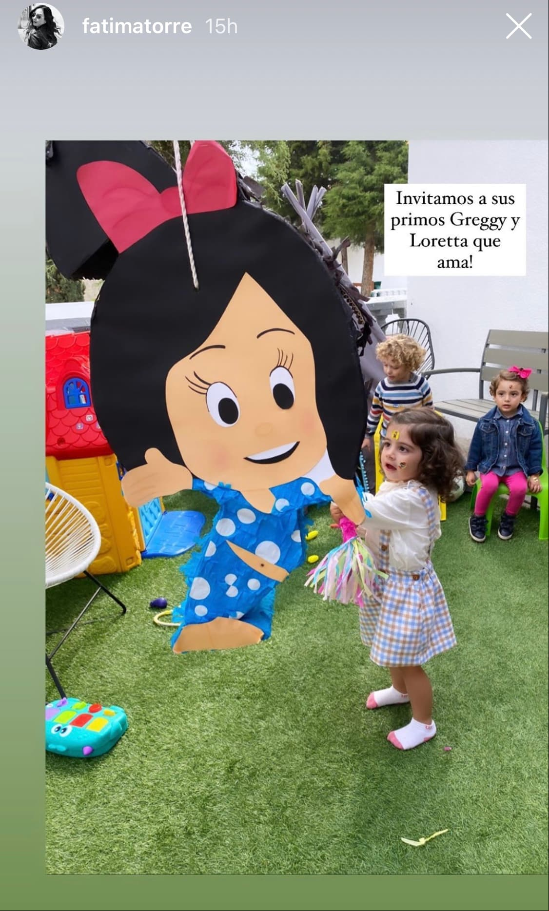 "Esta piñata se la regaló @larisa_design cuando era chiquita y fan de Cleo y Cuquin y la tenía en su cuarto y la rompimos hoy jeje", apuntó en la imagen sobre el origen de la piñata.