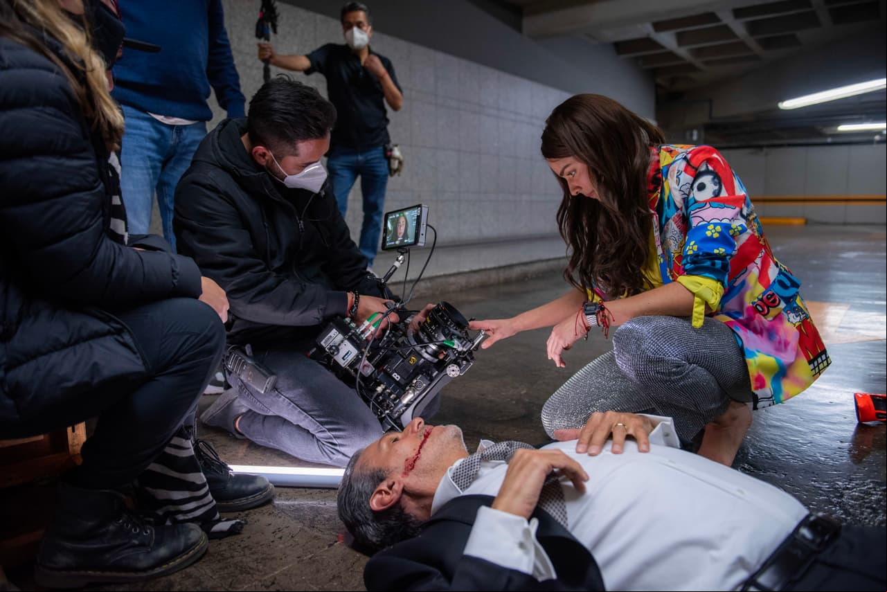 La actriz también grabó directo a la cámara cuando le pide a 'Don Alberto' estar tranquilo.