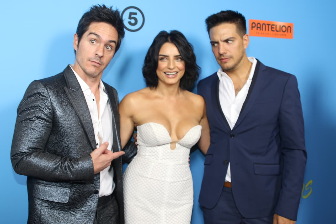 La feliz pareja posó junto a los protagonistas y Vadhir Derbez en el estreno de la cinta ‘Ya veremos’ en Los Ángeles.
