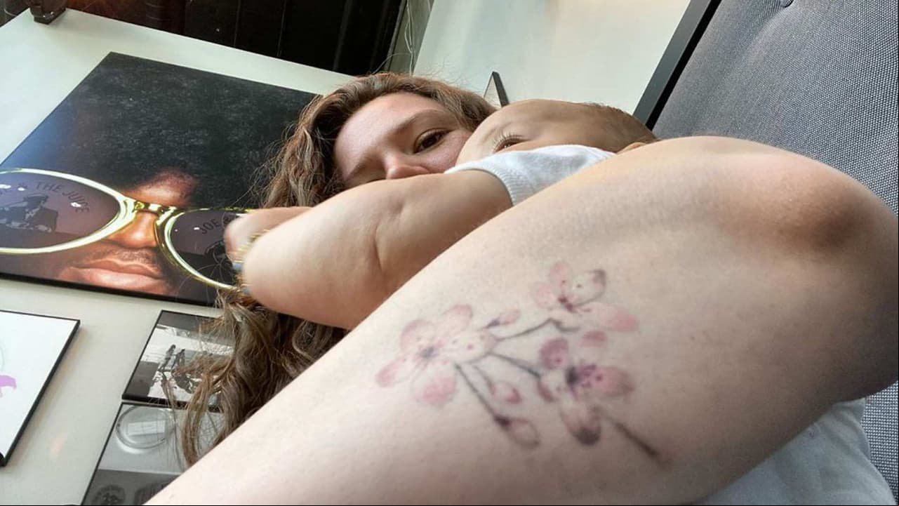 Joy Huerta presume tatuaje en honor a su hija y esposa Diana Atri