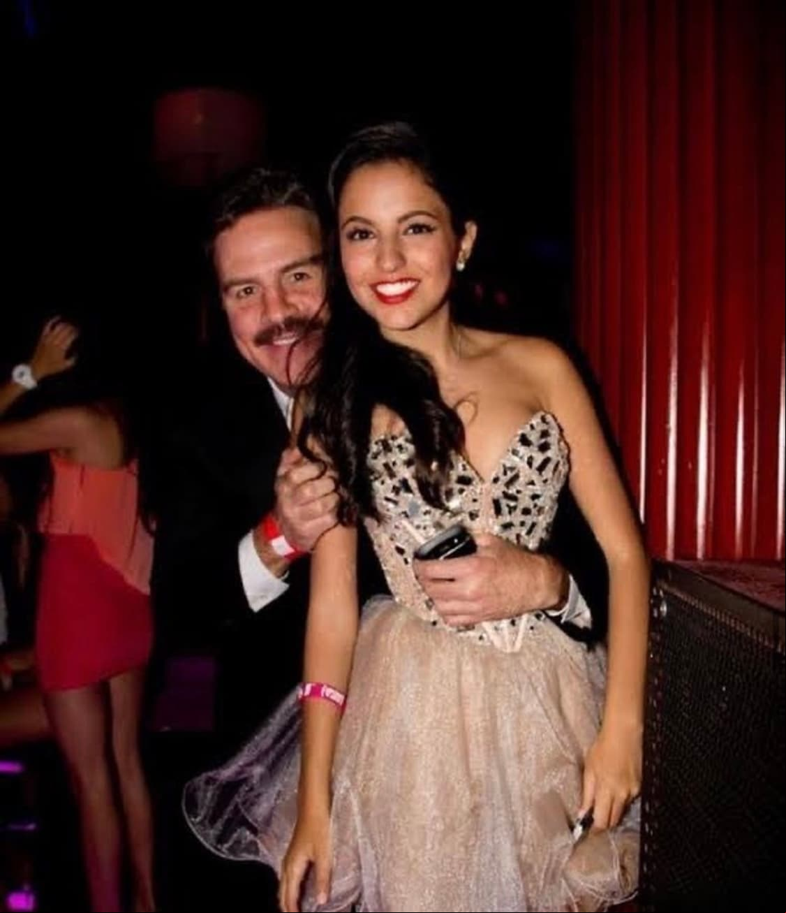 En mayo de 2012, una de las famosas que celebró por todo lo alto los 15 años de su hija, fue la cantante y actriz Ninel Conde, quien echó la casa por la ventana para celebrar a su hija Sofía, quien es fruto del matrimonio que sustuvo en la década de 1990 con el actor Ari Telch.