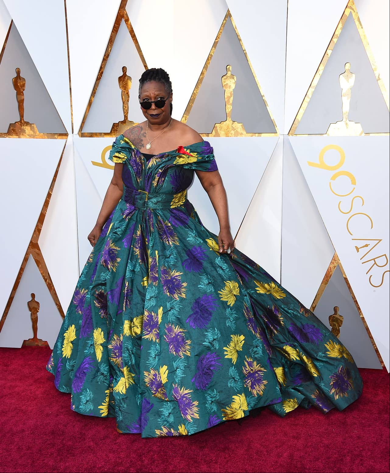 Whoopi Goldberg se colocó en la lista de las peor vestidas con un colorido atuendo