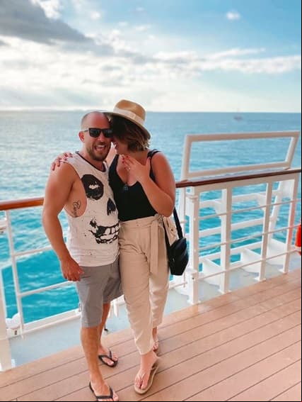Estefanía Villarreal, quien dio vida a ‘Celina Ferrer’ en la telenovela juvenil ‘Rebelde’, compartió con su medio millón de seguidores de Instagram la noticia de su compromiso con su novio, Gidi Shwartz, durante unas vacaciones por el mar Caribe.
